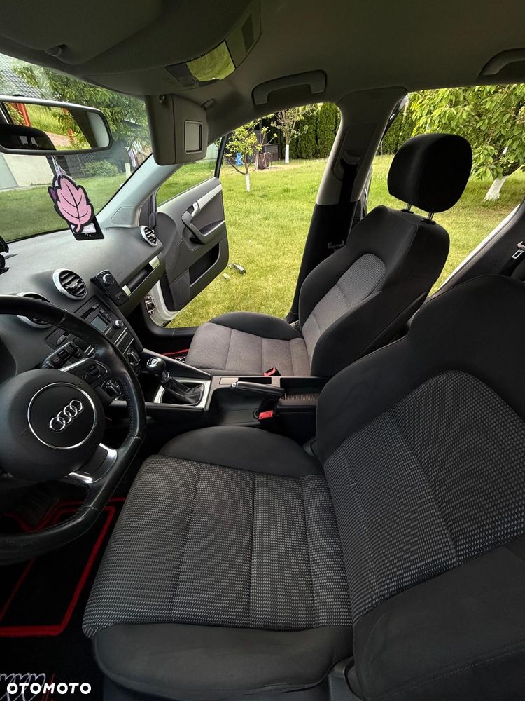 Audi A3 Sportback 1.6 TDI DPF Ambiente - 8