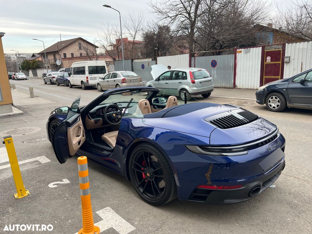 Porsche 911 Carrera 4 GTS PDK - 12