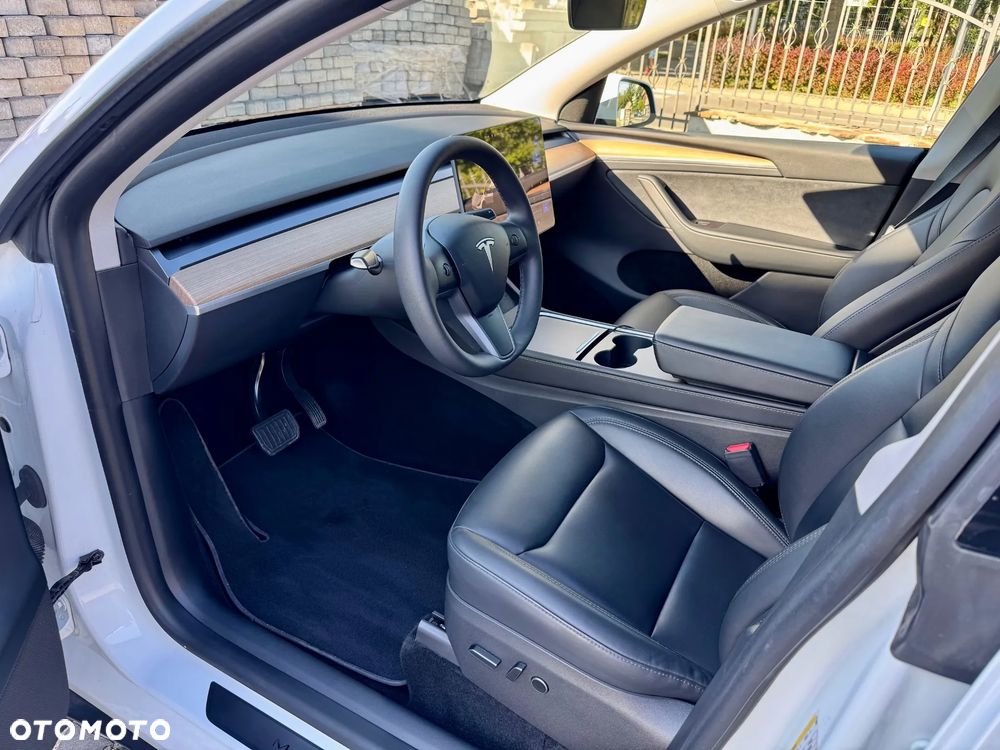 Tesla Model Y - 8
