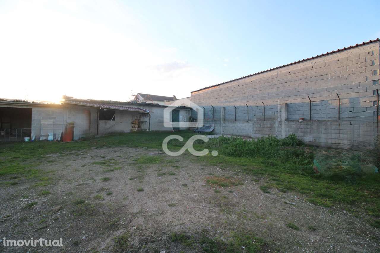 Terreno para construção com anexos na periferia da cidade - Grande imagem: 3/18