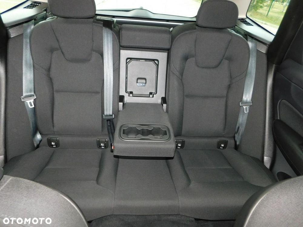 Volvo XC 60 B4 B Momentum Pro - 12