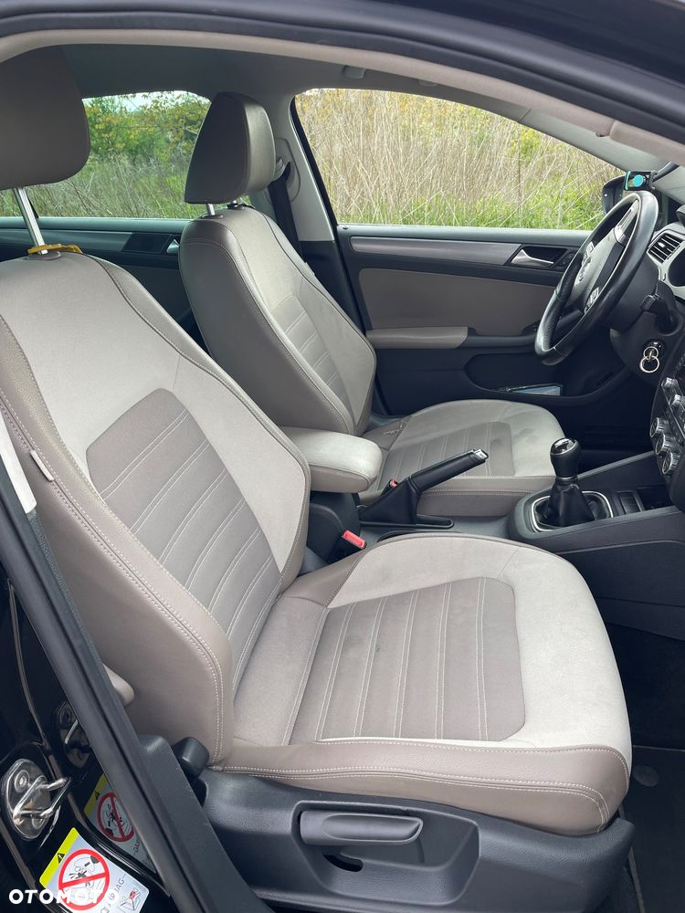 Volkswagen Jetta 2.0 TDI Highline - 19