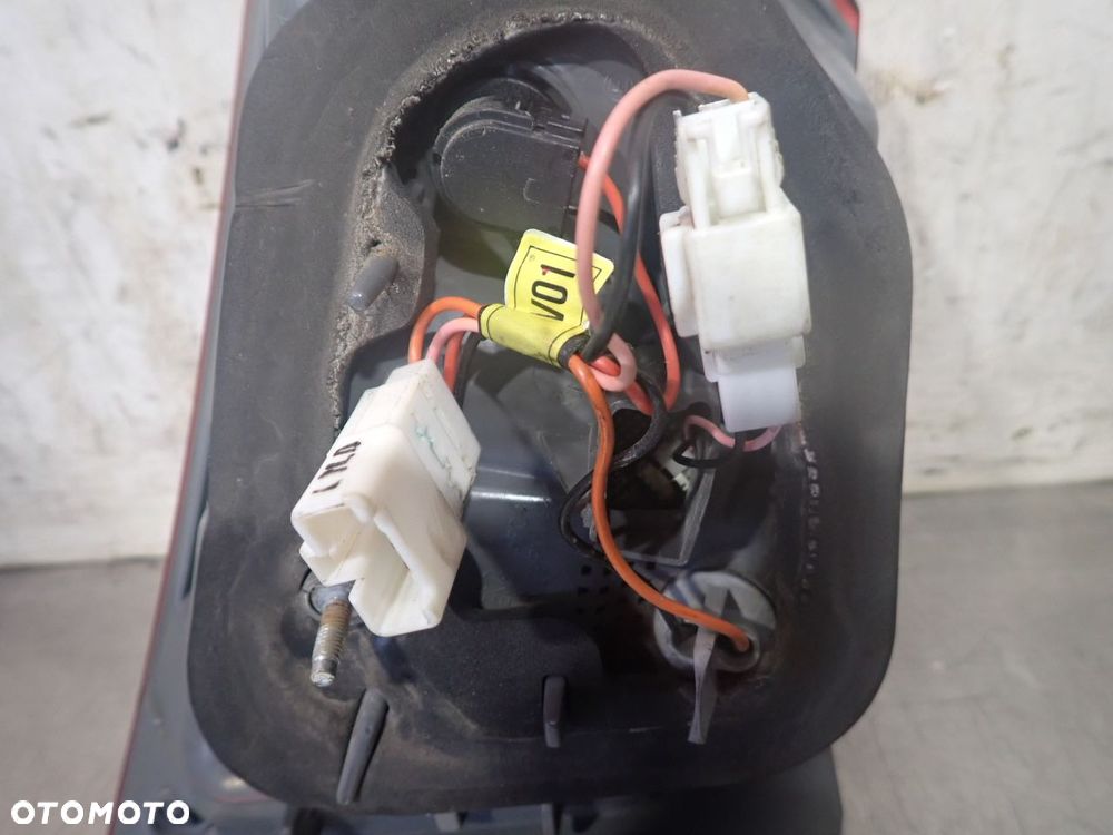 LAMPA PRAWA TYLNA W KLAPIE HYUNDAI i40 I CW 1.7 - 3