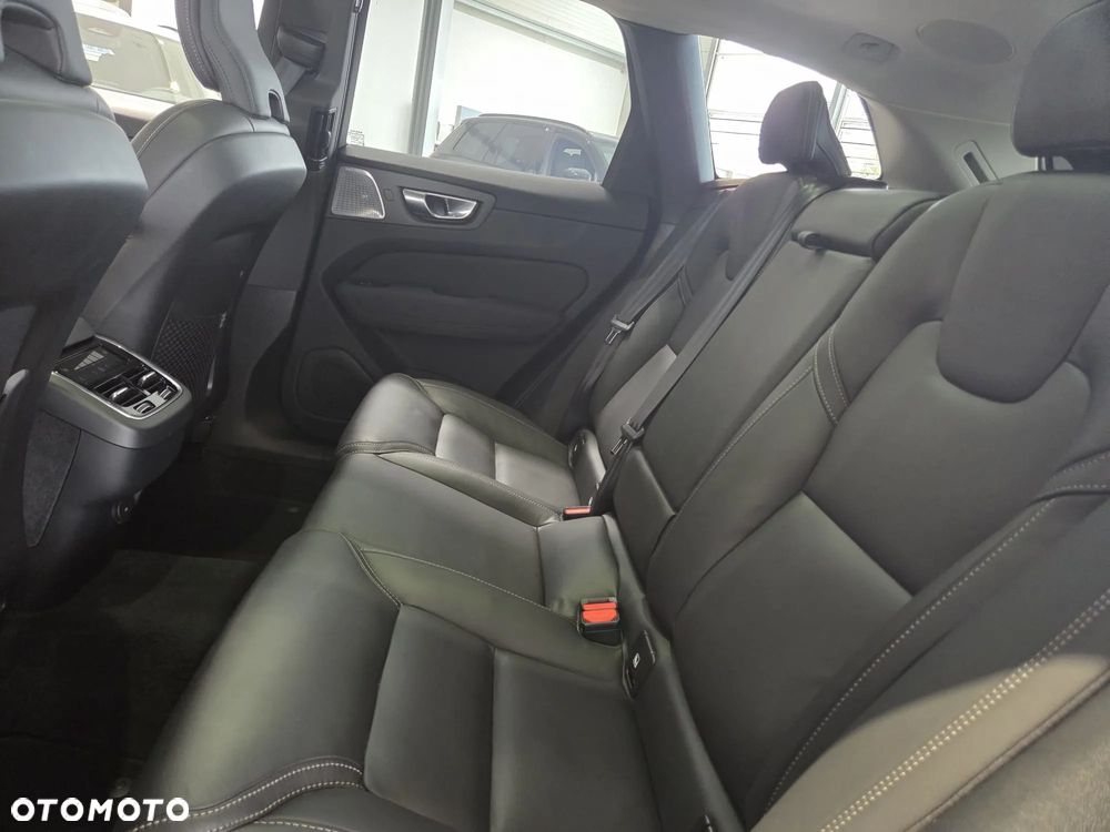 Volvo XC 60 B5 B AWD Ultimate Dark - 24