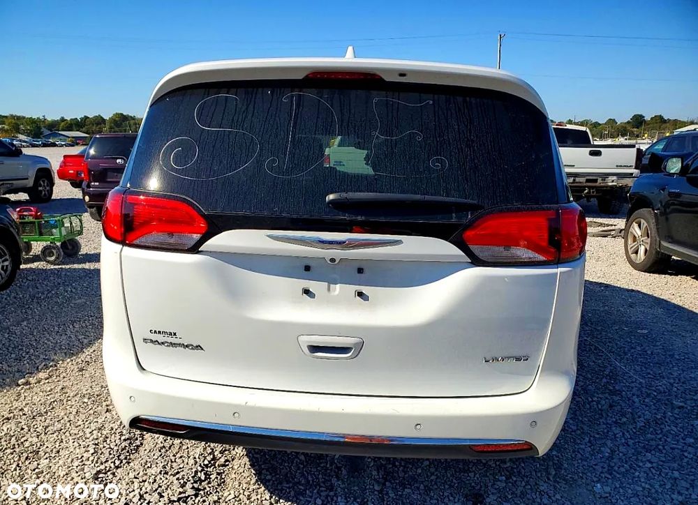 Chrysler Pacifica - 5