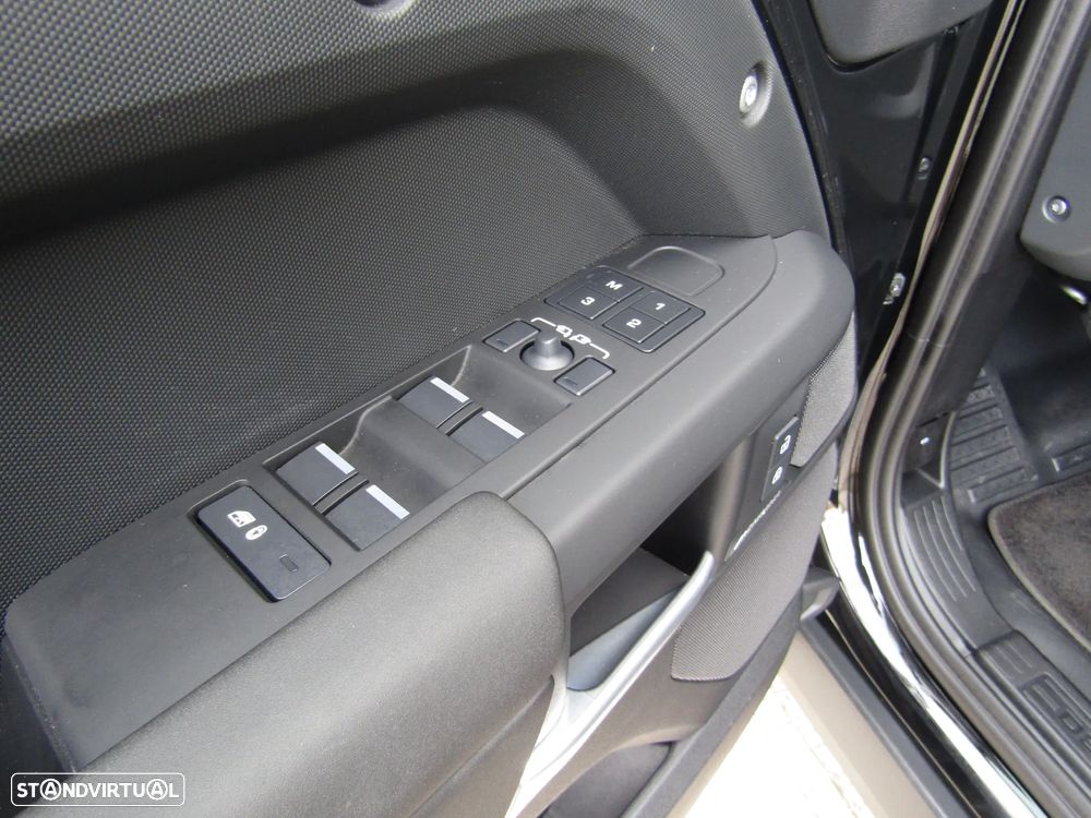 Land Rover Defender 2.0 P300e 110 AWD X-Dynamic SE - 14