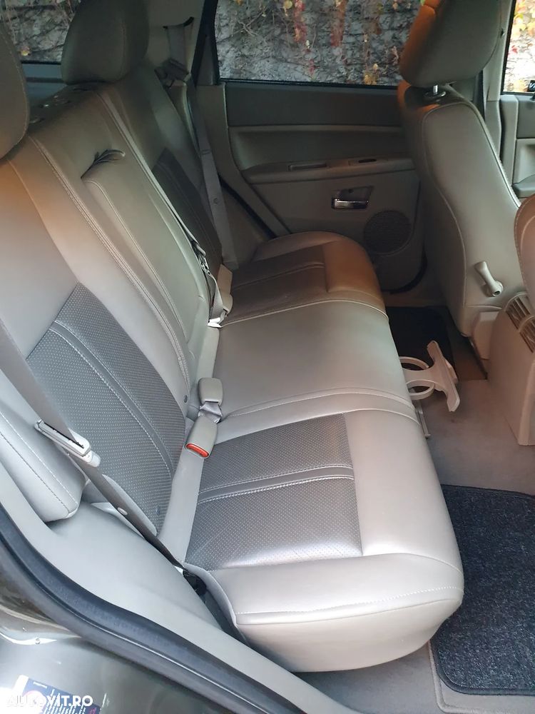 Jeep Grand Cherokee - 12