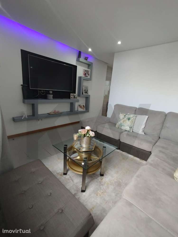 Moradia T2 nas Capelas, perto da zona balnear do poços e comercio. - Grande imagem: 2/12