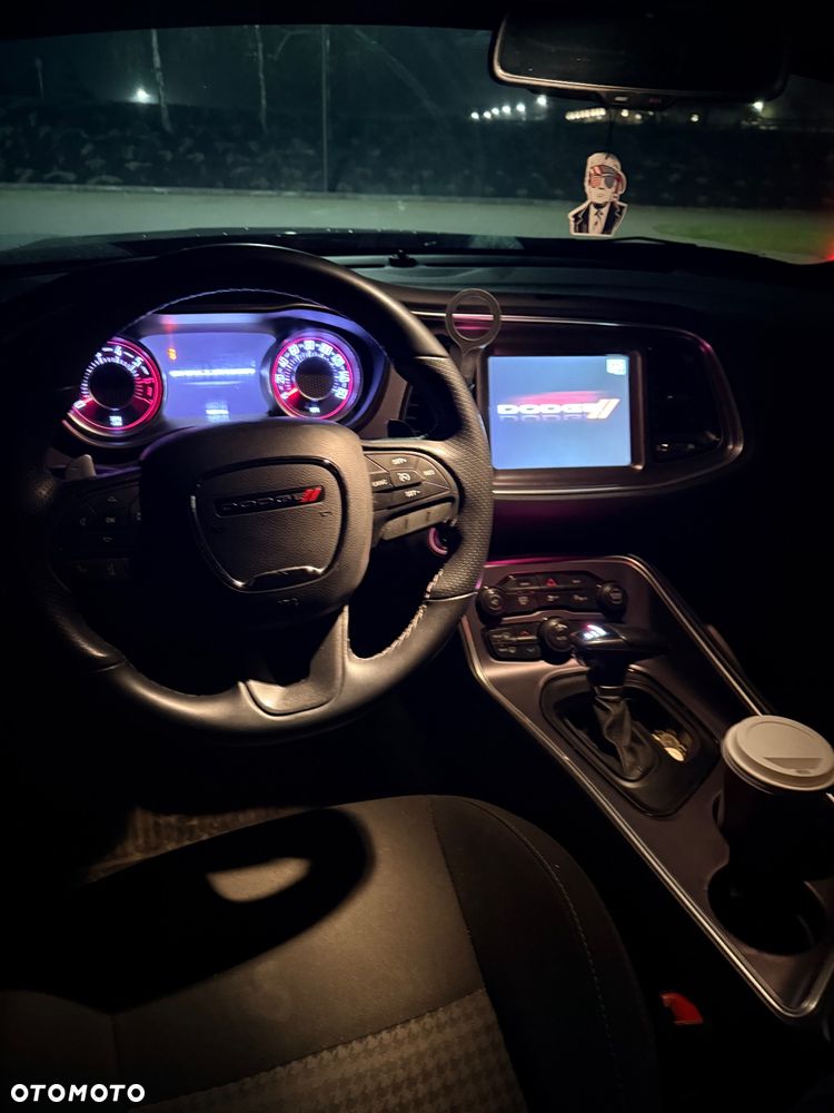 Dodge Challenger - 11