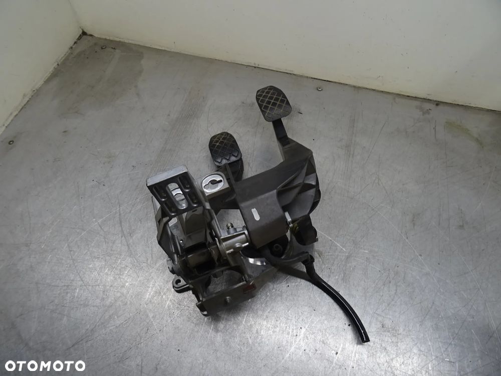 AUDI A4 B7 SEDAN 04-08 1.9TDI PEDAŁ SPRZĘGŁA HAMULCA 8E1721117A - 8