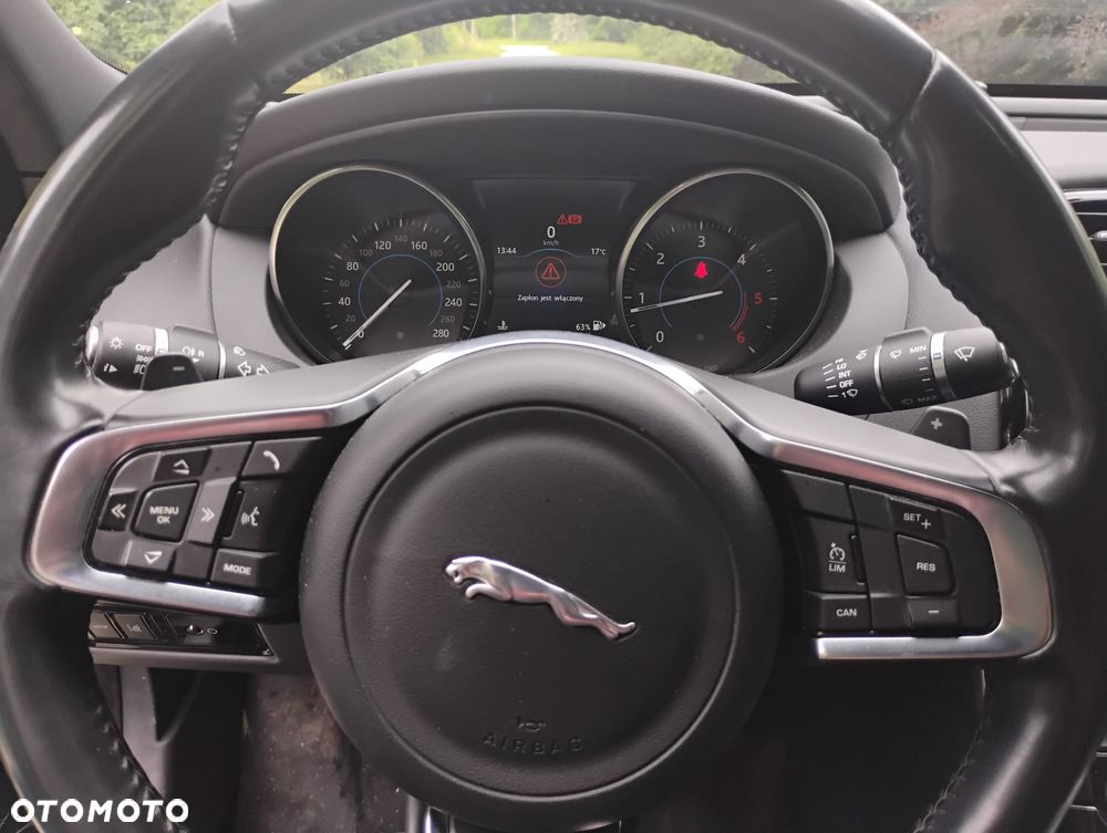 Jaguar XE 2.0 D AWD R-Sport - 24