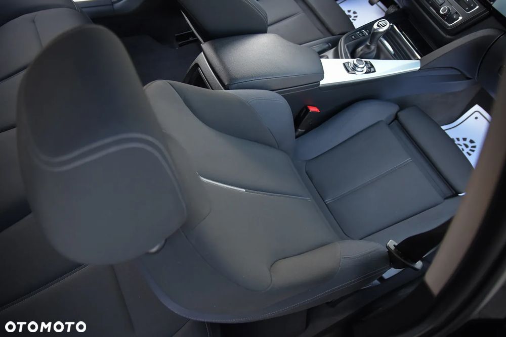 BMW Seria 3 318d Sport Line - 25