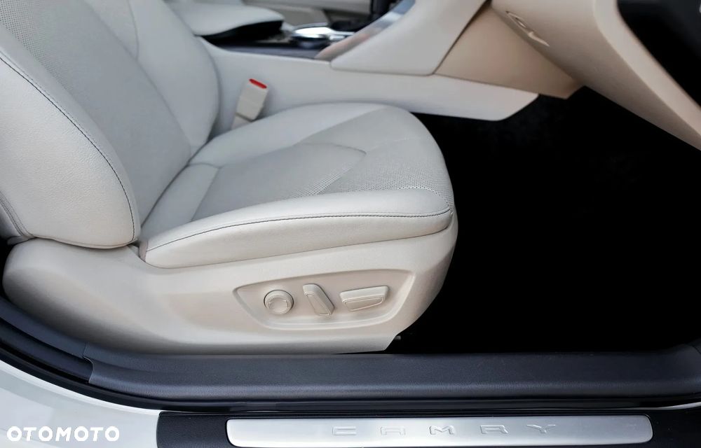Toyota Camry 2.5 Hybrid Executive CVT - 10