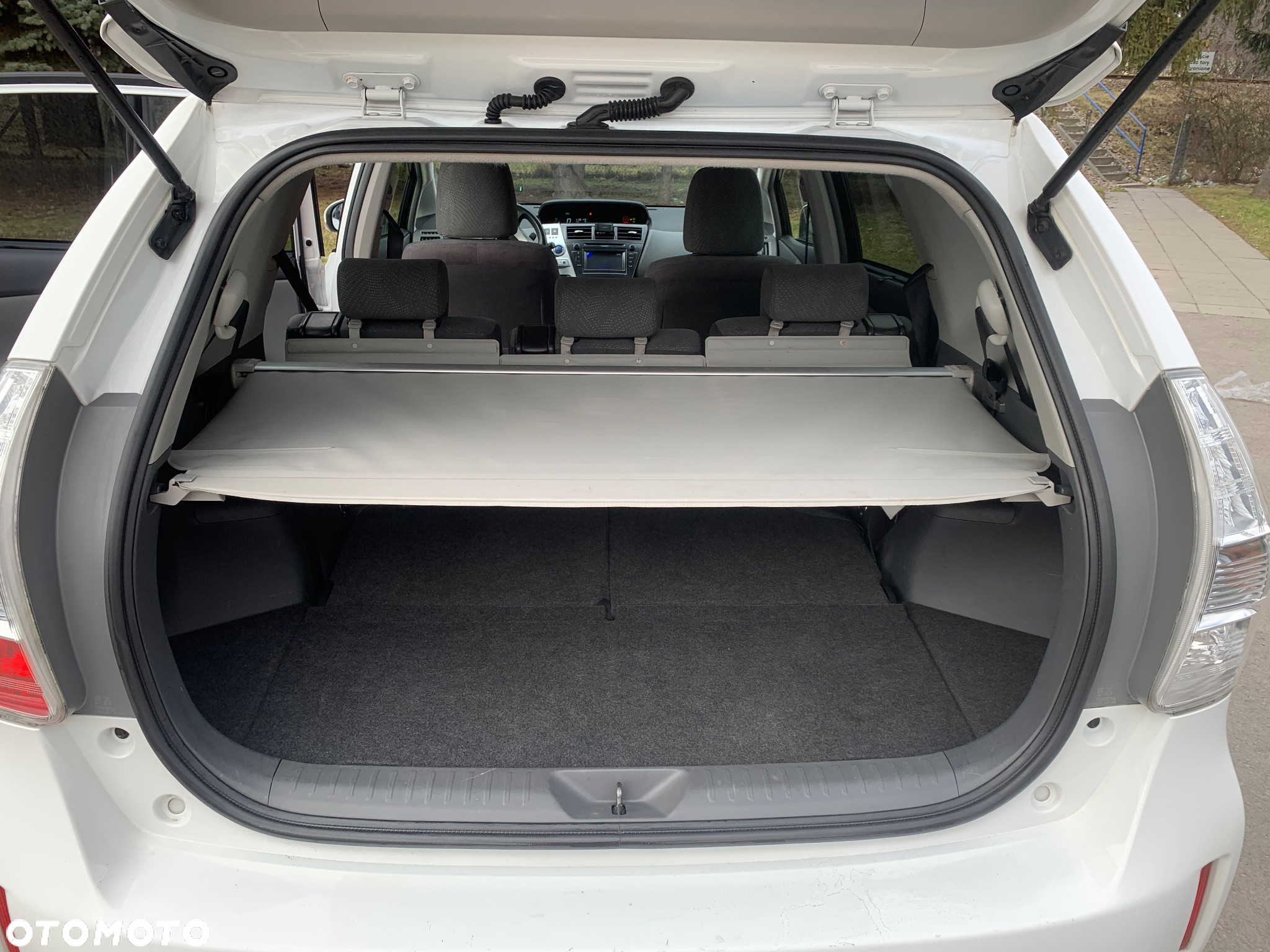 Toyota Prius+ (Hybrid) - 12