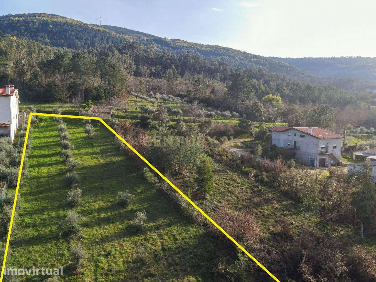 Terreno retangular de 2580m2 abrangido pelo PDM bem localizado em Vila - Grande imagem: 2/11
