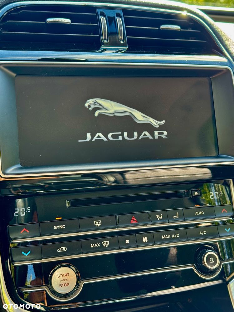 Jaguar XE 2.0 T Prestige - 16