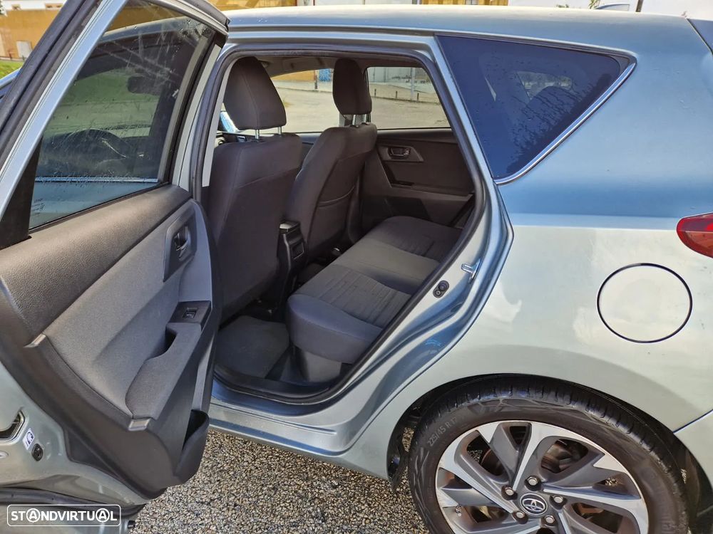 Toyota Auris 1.8 HSD Comfort +P.Sport+Navi - 5