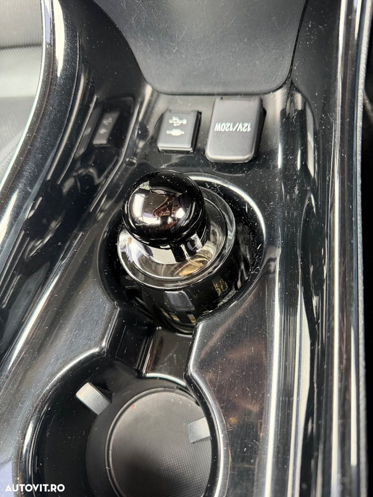 Toyota Prius 1.8 HSD Exclusive Plus - 19