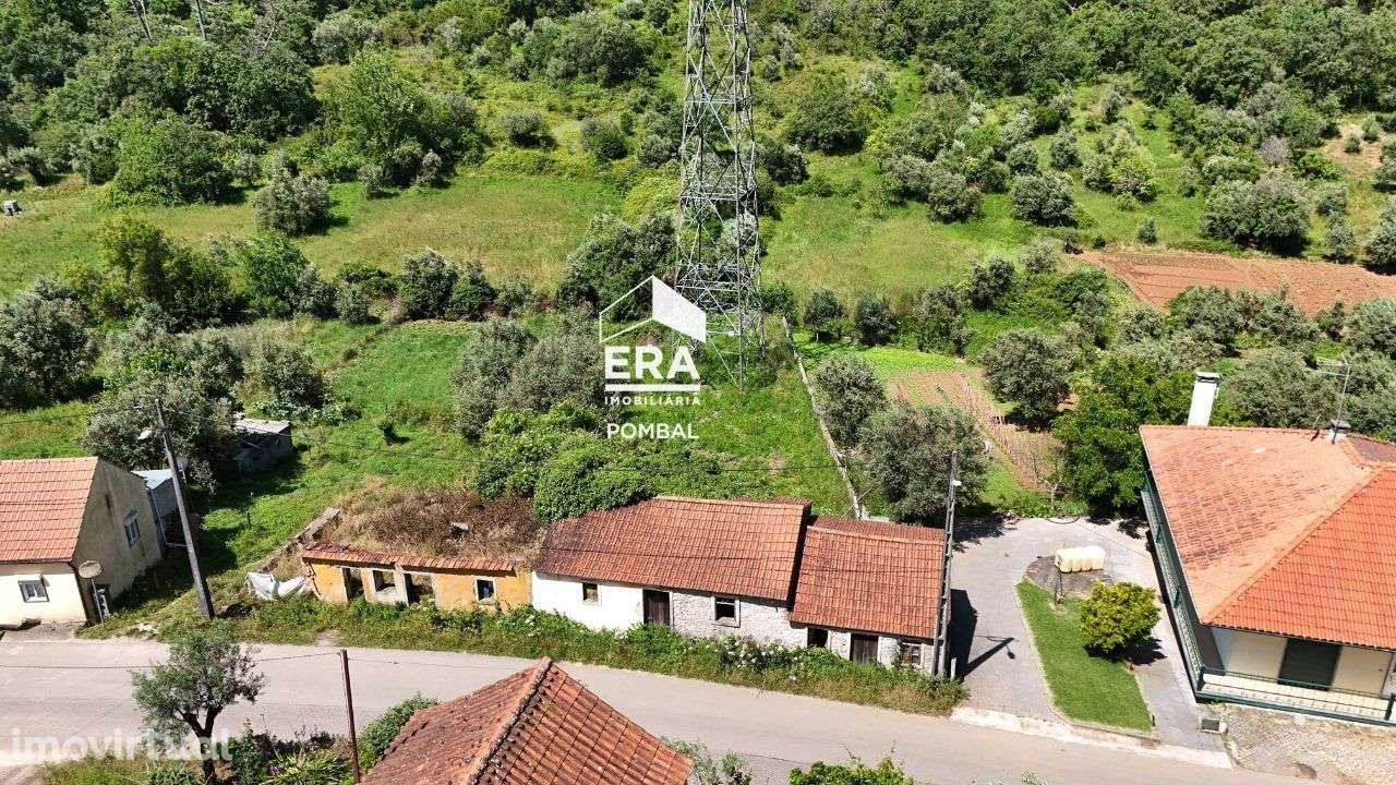 Moradia para reconstrução inserida em terreno de 858m2 em Ansião - Grande imagem: 2/13