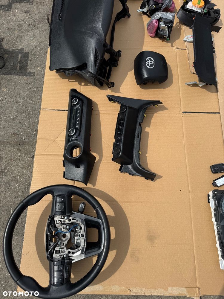 TOYOTA HILUX  a 8 VIII  LIFT CZĘŚCI kierownica z tempomatem wszystkie   2015- Radio    1300zl / 86140-OK620 138000-6050H101 BQ800962 FT0078A 10R-04  Moduł nawigacj 400zl / QNG-BE2808  6434C-BE2808  TA-2014 202-SMB033   Sterownik moduł napędu 300zl  89533-71092 363811-12720   Moduł kamera radar asystent 300zl  MFC430TA 8646C-OKO20   62A669-000 89990-0K081  -300zł   88650-0K560 MA277400-6930  -200zł   Sensor radar distronic acc 1400zl  88210-OKO50  Moduł zamka centralnego 150zl  89740-OKO40 61B921-000  MODUL STEROWNIK START STOP -400zl  8926A-OKO10 219002-3230   89784-F4020 200zl  POMBA ABS  700zl  116040-48230 89541-71810  MODUŁ STOP AND START 600zl  89260-0K062 219001-4640   STEROWNIK MODUL WTRYSKU ENGINE CONTROL 3400 zł   89666-0KW12 SZ276100-5300   MODUŁ POZIOMOWANIA REFLEKTORÓW 200zł  89960-71050 35600-70567 88QkX375957   Gateway 250zl  89100-71010 5012-9894   Przepływomierz 2.4 -100zl 22204-30030 197500-0030   081-0H86 -200zl   Wentylator 400 184721 B453771   Rezystor wentylatora silnika dmuchawy 350  499300-2250    89960-71050 35600-70567  88QKX375957    Obudowa panel ramka radia 200zl 55420-kk140  Moduł bezpieczników skrzynka zestaw startowy zestaw do odpalenia hilux 8 2.4  89221-0K011 82730-OK520   Licznik zegary 83800-FD290-B 800  Przełącznik zespolony taśma zwijak manetka 1117732 -800zl   Przelacznik napędów reduktora M57265 -150zl   sensor air bag 89170-0K841 RA 231000-8551 -1000zl   Zestaw konsola pasy deska rozdzielcza toyota hilux 8 oryginalna 3300zl   Moduł przekaźnik świec żarowych 28551-0E010 150zl   panel klimatyzacji 400 zł 55900-0KB10 6440888a  oslona konsoli 200zl  55407-kk071 55414-kk04   Lewarek zmiany biegów automat 350zł  A004 16AUG18   Pedal hamulca 150zł   ramiona wycieraczek mechanizm wycieraczek 350zl 85110-0K171 AE159300-7070  Nagrzwnica 700zl  87010-0KG90  Lewarek 200 zł   kurtyny prawa lewa L9XN8251623 1L0V62718Q3H  TG11E01001  00589-P1-000194  1500sztuka   55303-KK040 stelaz konsoli 300   55607-kk020 osłona pod konsole 50 zł   55642-KK020 66995-KK020 55618-kk040 66995 -Kk040 55618-KK060 -100zl   Instalacja elektryczna skrzynka bezpieczników cena do dogadania   82169-kk020  82143-KK670 82199-KK561 82138-KK081 82121-KKK51-A  82171-KK141  Ab 111-59ibw2-r 7432472-ab   SZYBKA WYSYŁKA PARAGON FAKTURA MOŻLIWOŚĆ DOSTAWY W TEN SAM DZIEN U CIEBIE POSIADAMY WIELE CZĘŚCI DO TEGO MODELU  I - 11