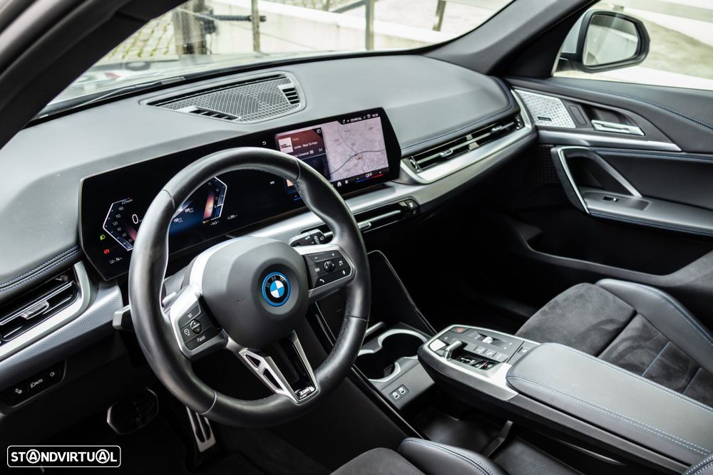 BMW iX1 eDrive20 Pack Desportivo M - 29
