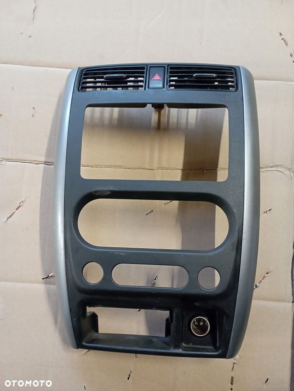 SUZUKI JIMNY III 3 RAMKA RADIA KRATKA NAWIEWU ŚRODKOWA 73821-76J2 - 1