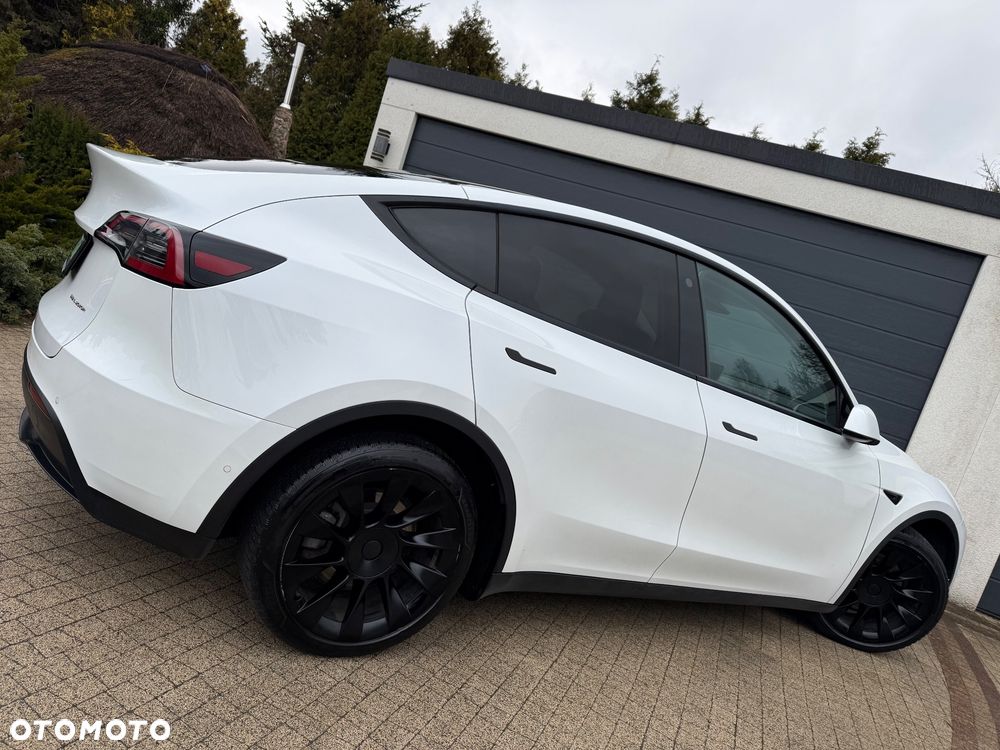 Tesla Model Y Long Range AWD - 16