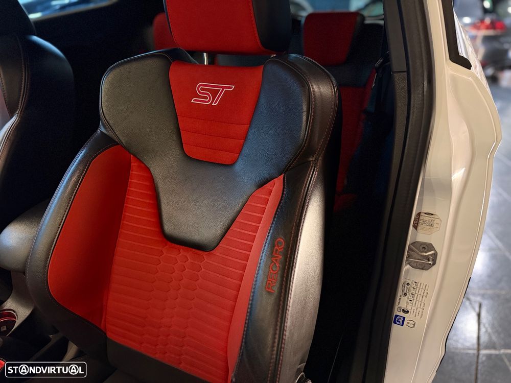Ford Fiesta 1.6 EcoBoost c/ Pack Pele Desportiva ST - 20