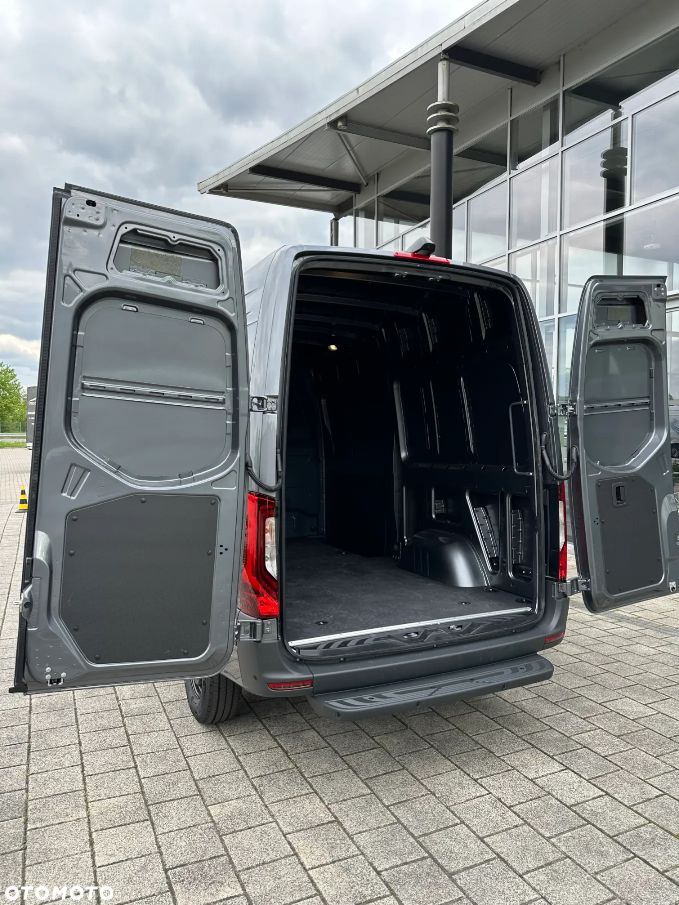 Mercedes-Benz E-Sprinter - 24