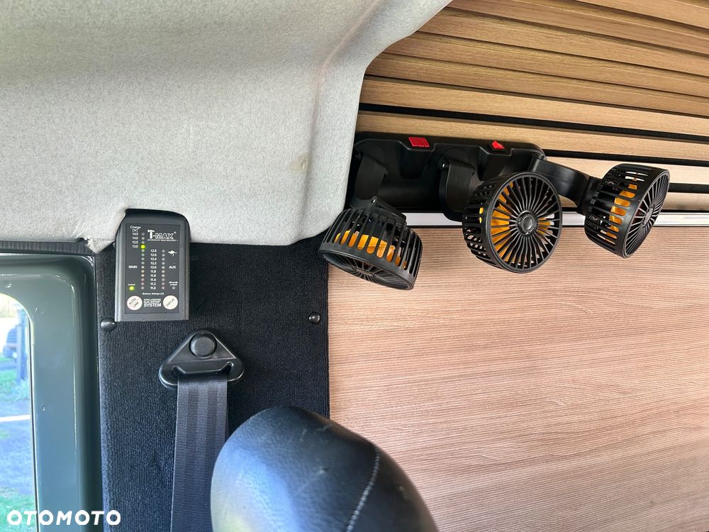 Land Rover Defender - 21