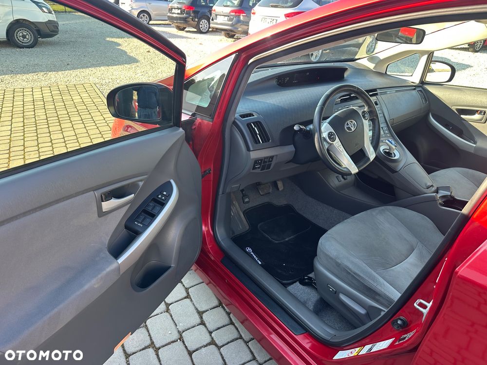 Toyota Prius (Hybrid) Executive - 8