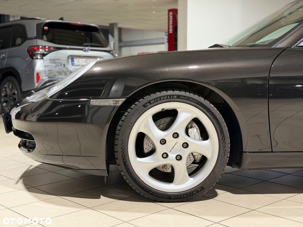 Porsche 911 Carrera 4 - 6