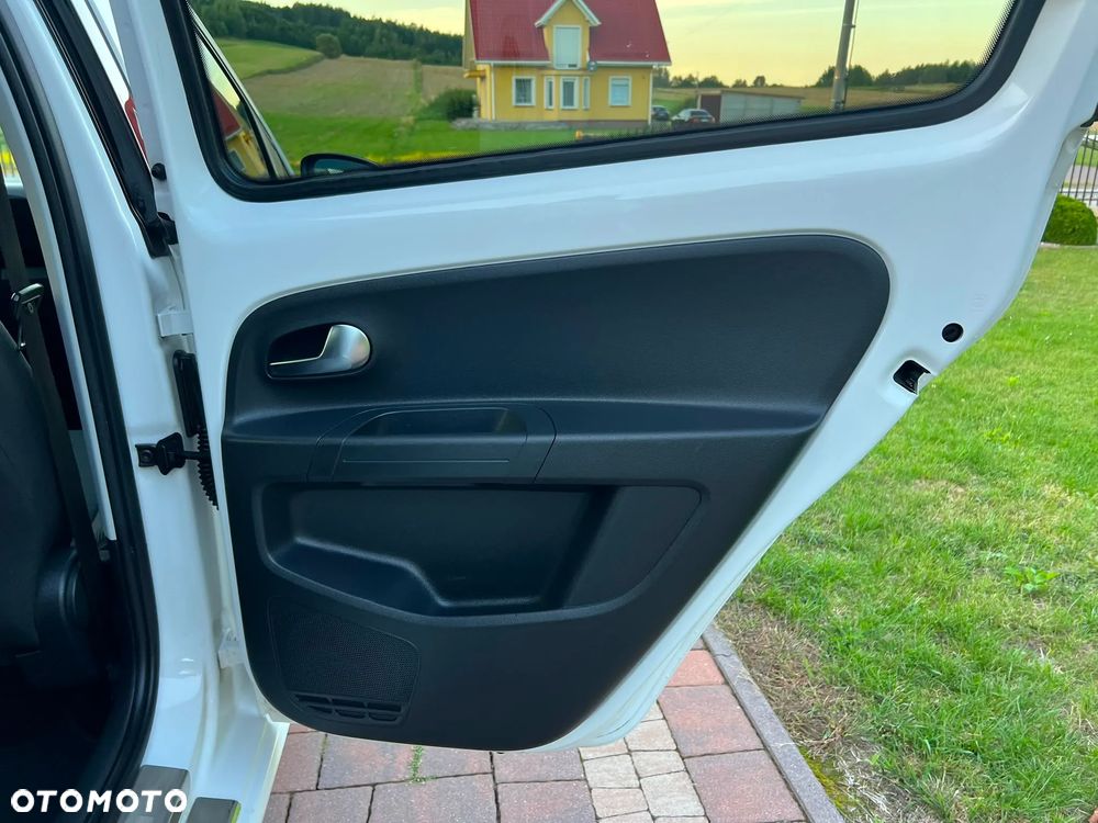 Volkswagen up! high - 18