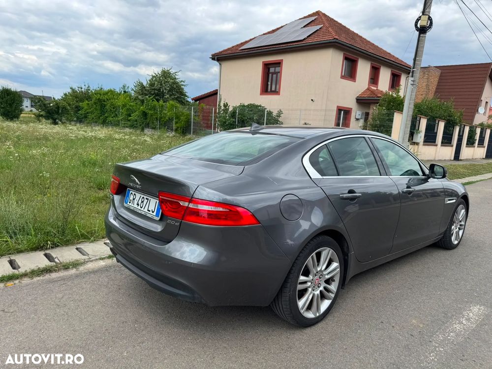 Jaguar XE 2.0 Prestige - 4
