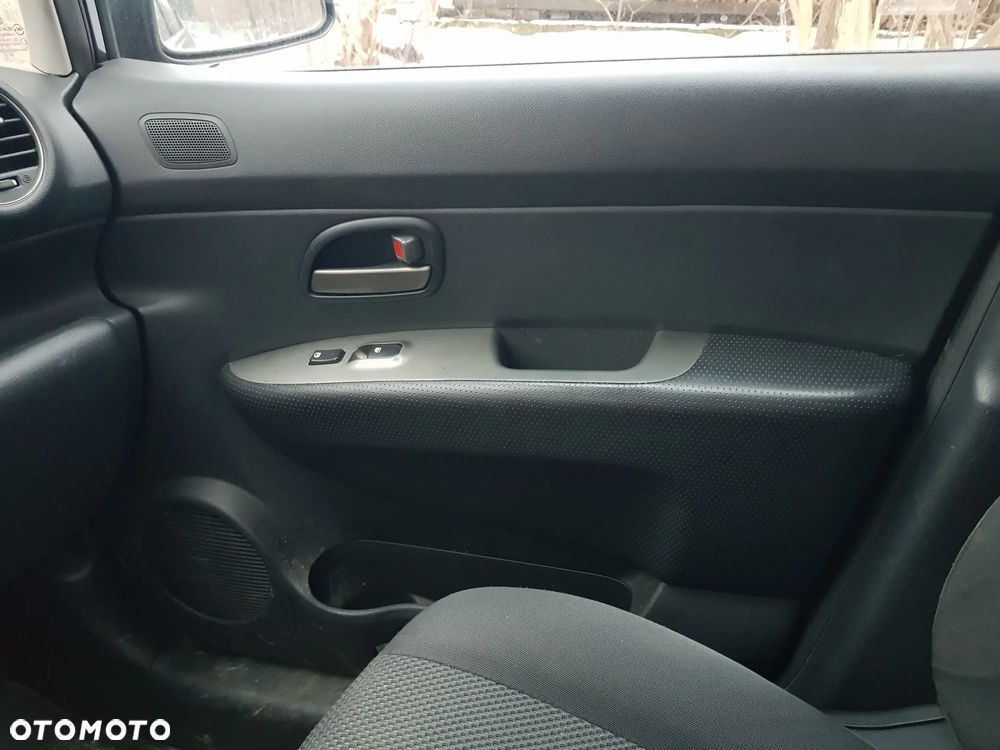 Kia Carens - 16
