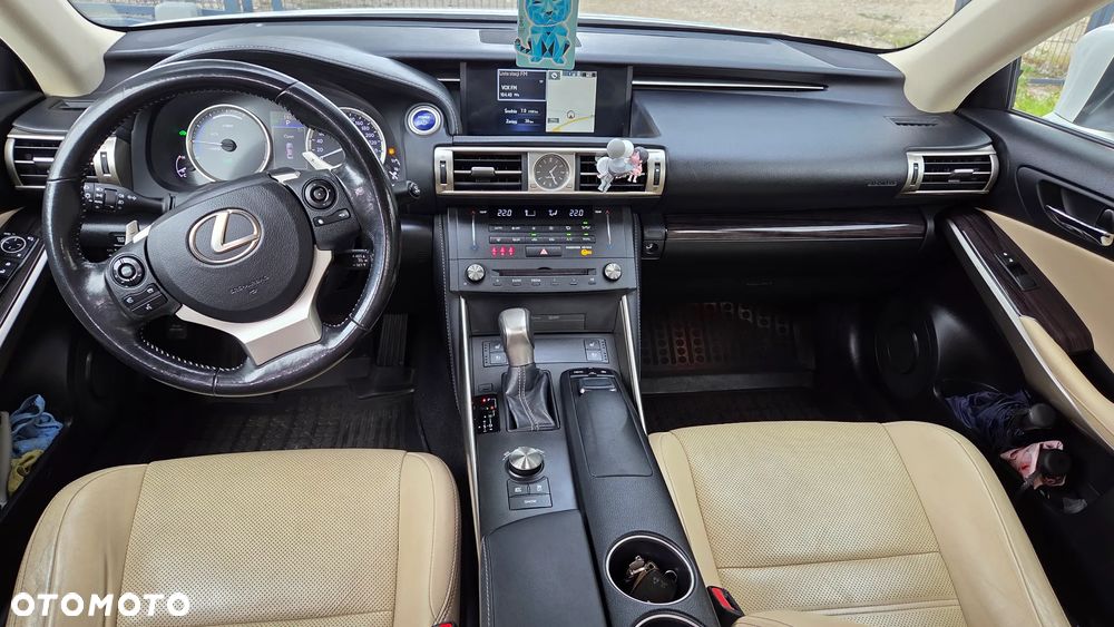 Lexus IS 300h Prestige - 14