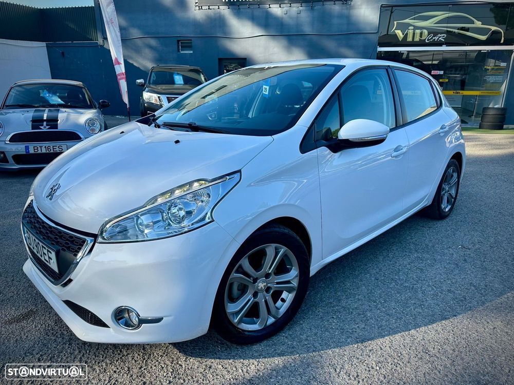 Peugeot 208 1.2 PureTech Allure EAT6 - 1