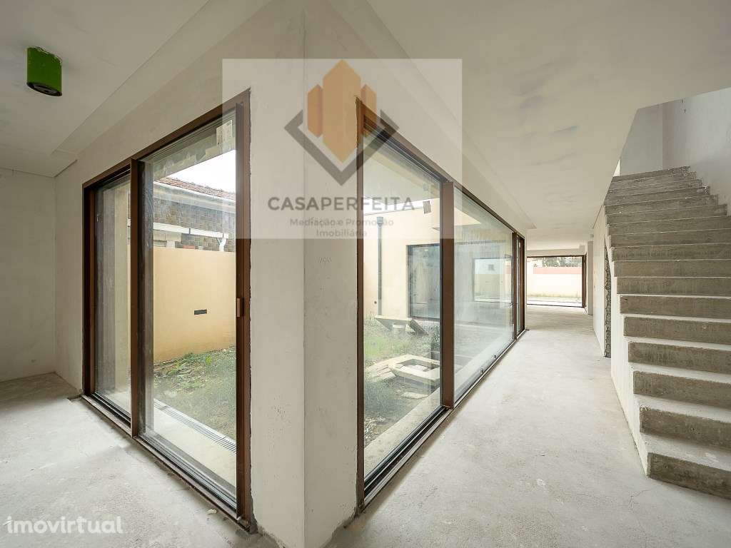 Moradia T4 De Luxo com 4 Frentes, Jardim Interior, Terraço e Piscin... - Grande imagem: 5/33