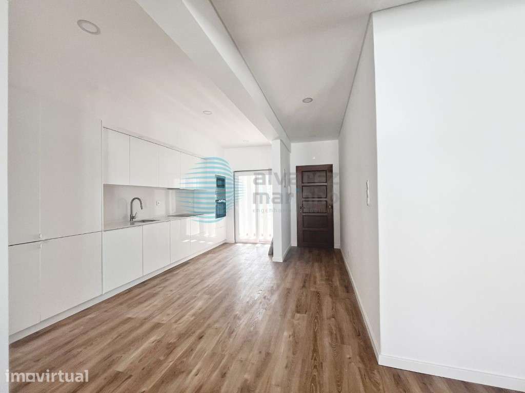 Apartamento T2 com Vista Mar, Garagem e Totalmente Remodelado - Grande imagem: 2/32