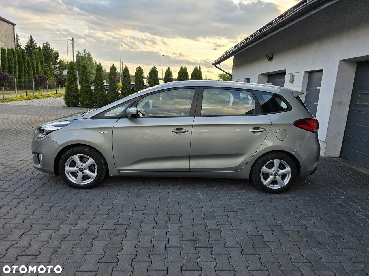 Kia Carens - 5