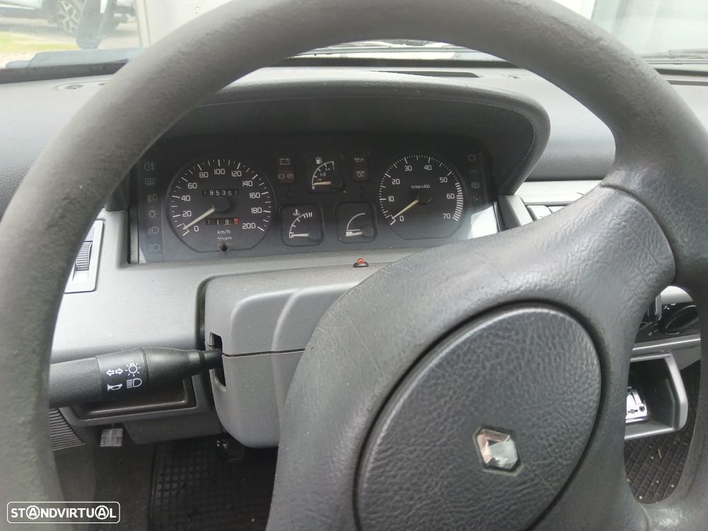 Renault Clio 1.2 RT - 4