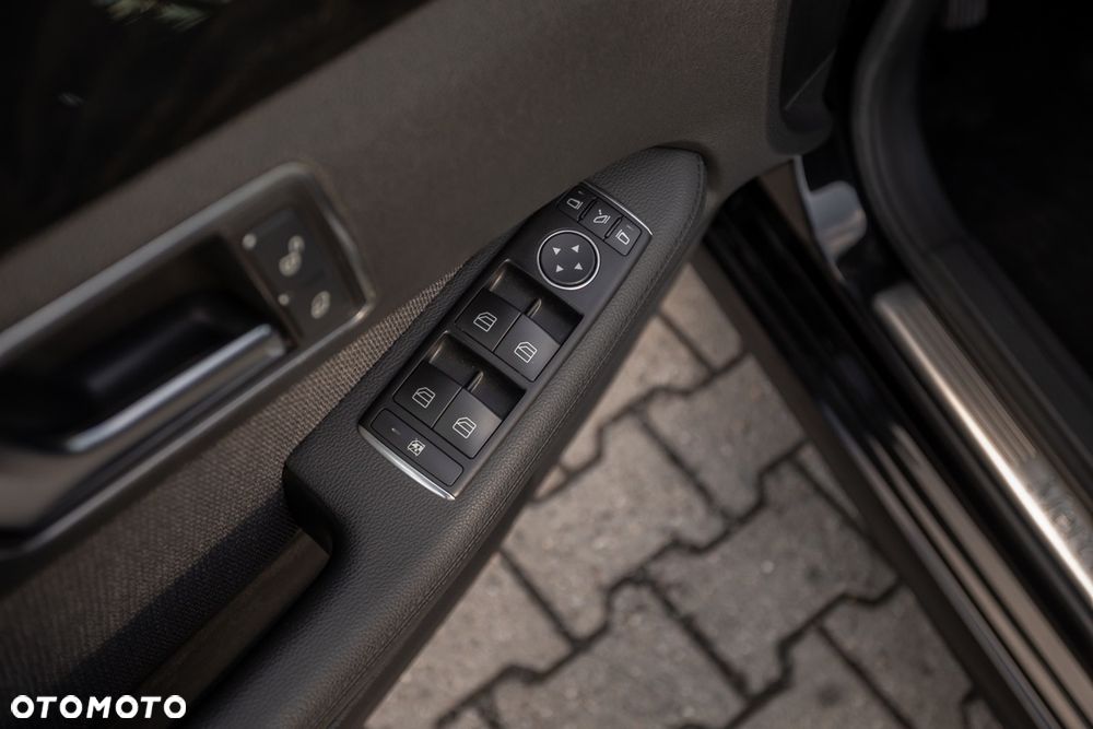 Mercedes-Benz Klasa E 220 CDI DPF BlueEFFICIENCY 7G-TRONIC Avantgarde - 25