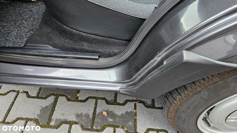 Volkswagen Golf 1.6 GL D - 26