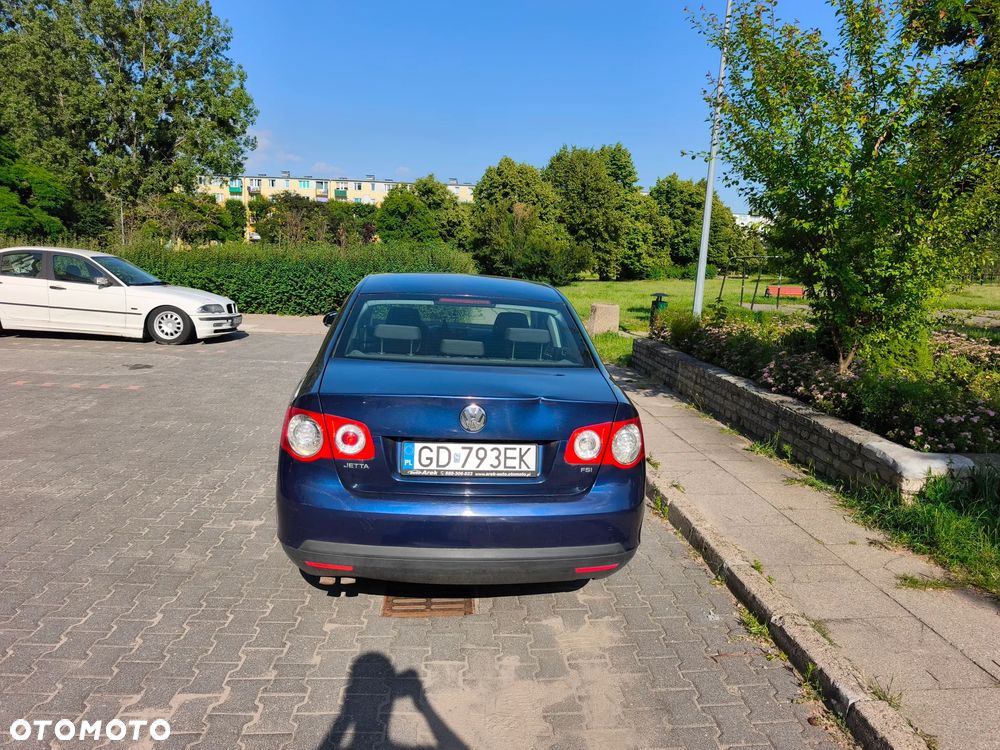 Volkswagen Jetta 1.6 FSI Trendline - 5