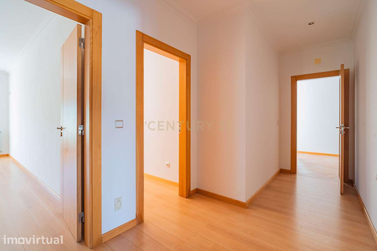 Moradia T3 Térrea com 1.050m² de Terreno, Cave de Convívio e Elevada E - Grande imagem: 5/24