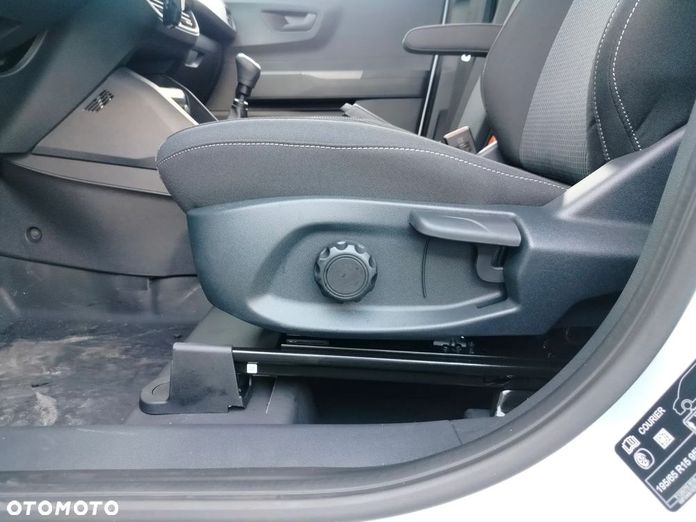 Ford Transit Courier - 17