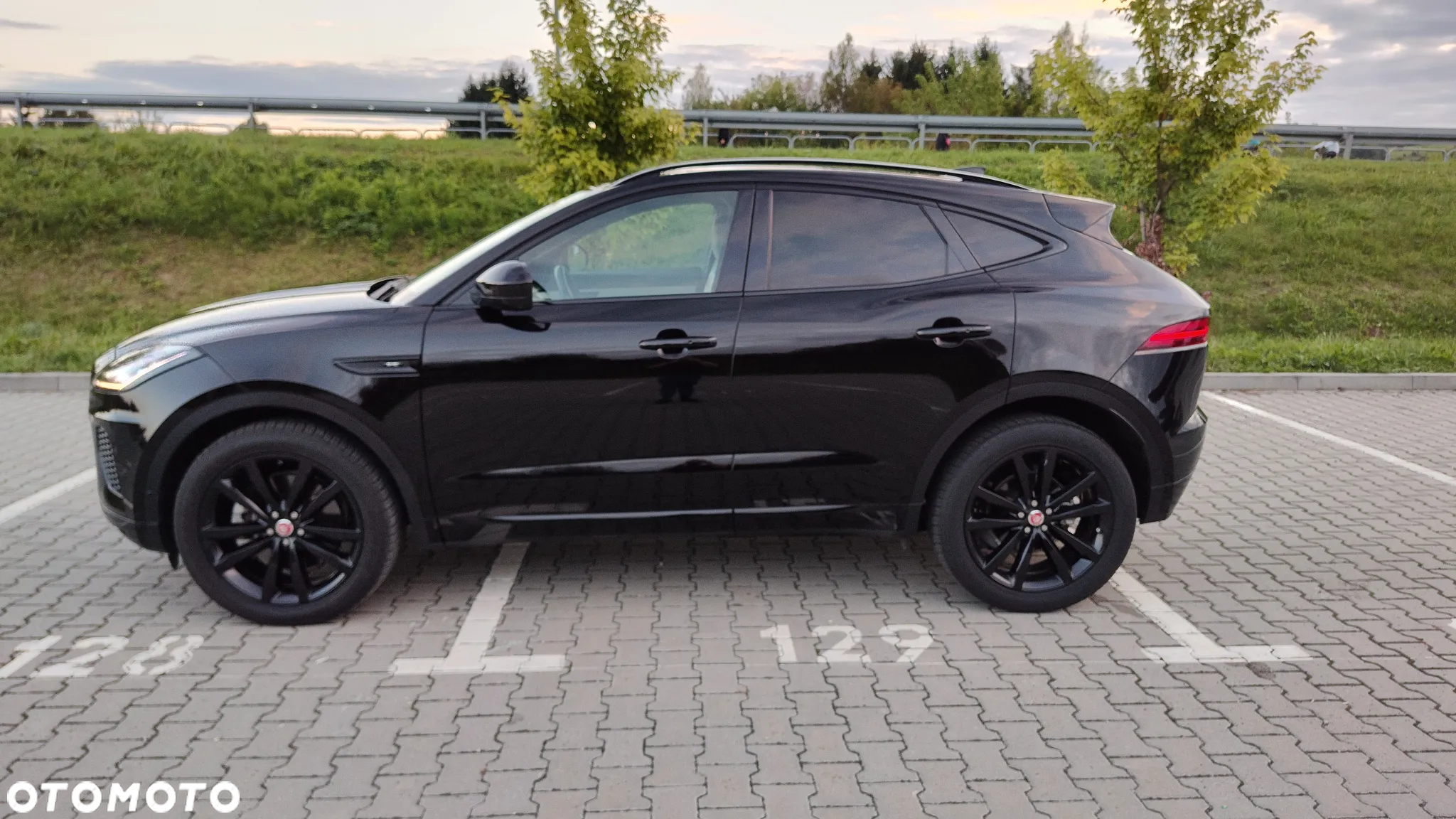 Jaguar E-Pace P300 AWD R-Dynamic SE - 7