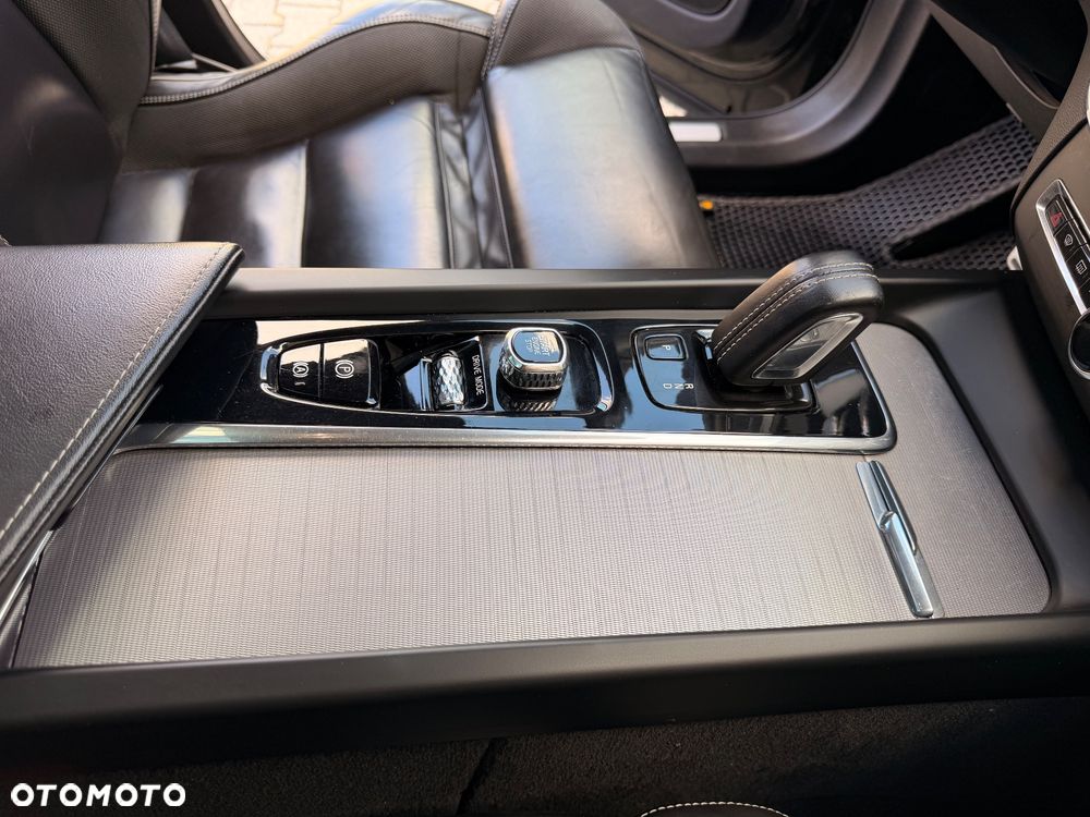 Volvo XC 60 T8 Plug-In Hybrid AWD R-Design - 10