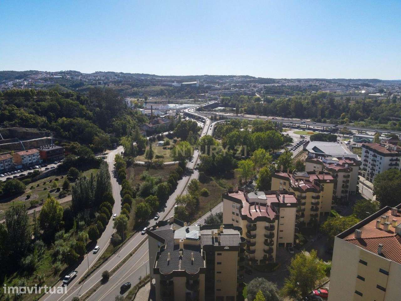 T2 com varandas, marquise, vistas boas e estacionamento numa boa local - Grande imagem: 4/19