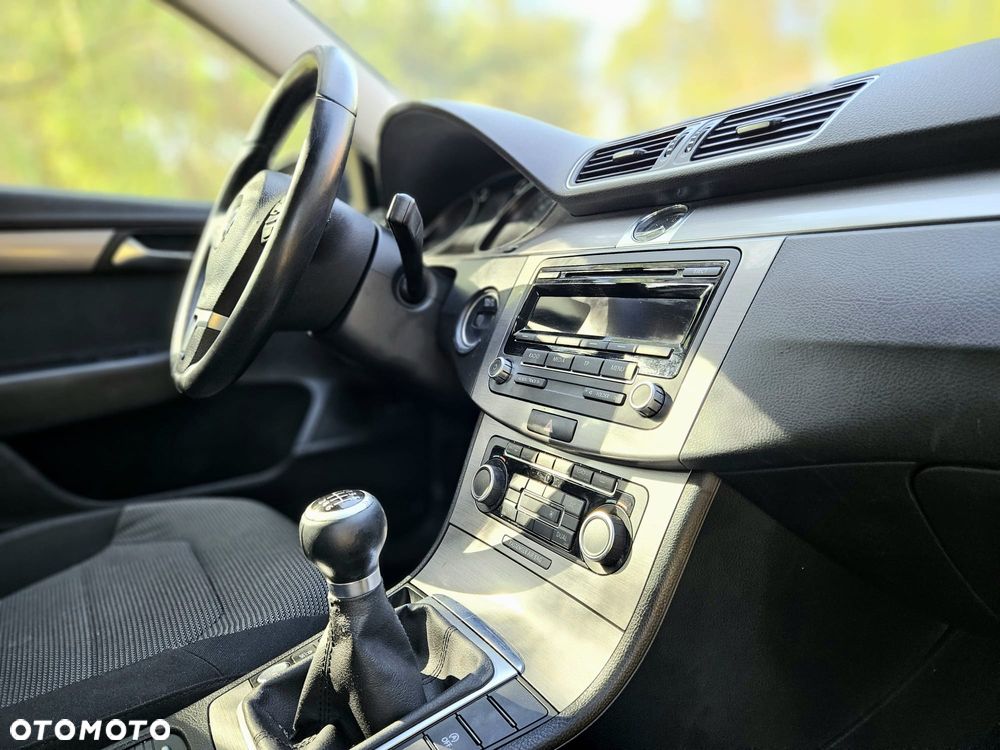 Volkswagen Passat 1.6 TDI DPF BlueMot Comfortline - 9